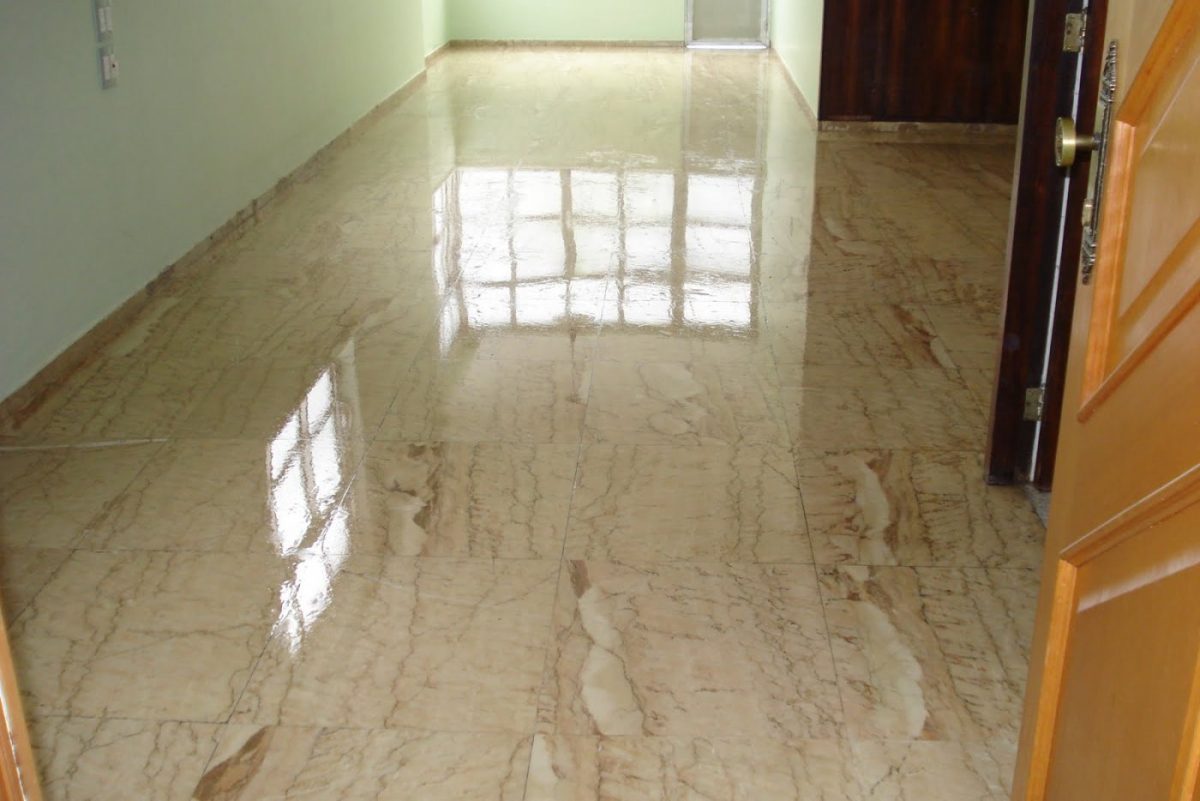 Piso vitrificado com poliuretano de alto brilho refletindo a luz