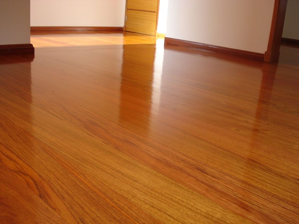 Piso de madeira com acabamento Sinteco brilhante em residência de Porto Alegre