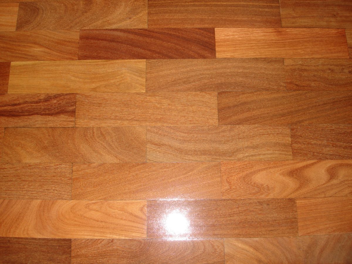 Piso de madeira em sala de estar com verniz Vitta Resistence sem cheiro