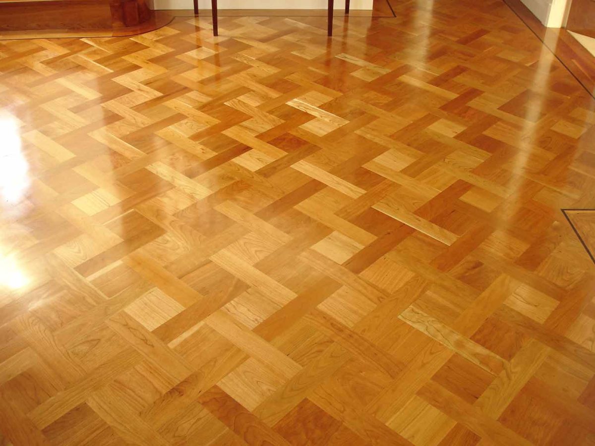 Piso parquet em padrão xadrez lixado e envernizado em Porto Alegre